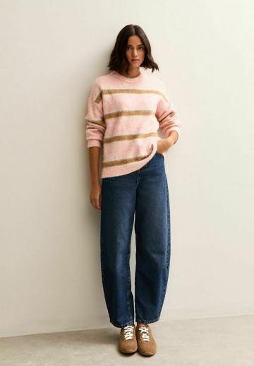 Пуловер в полоску