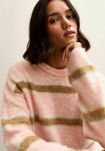 Пуловер в полоску