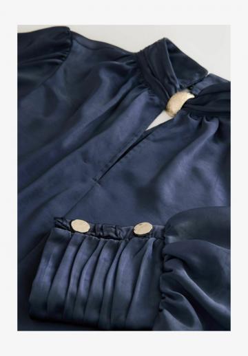 Атласная блузка