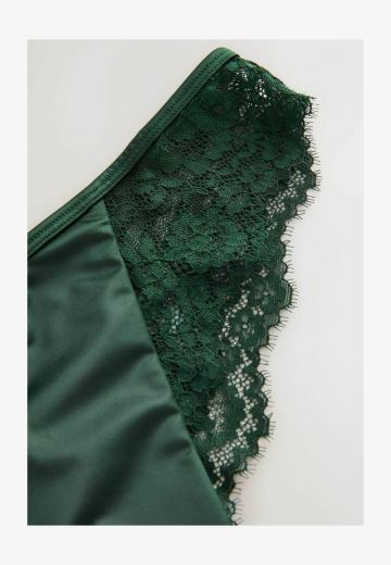 Трусы на бедрах