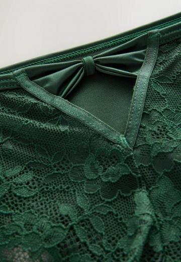 Трусы на бедрах