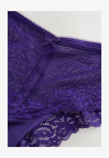 Трусы на бедрах