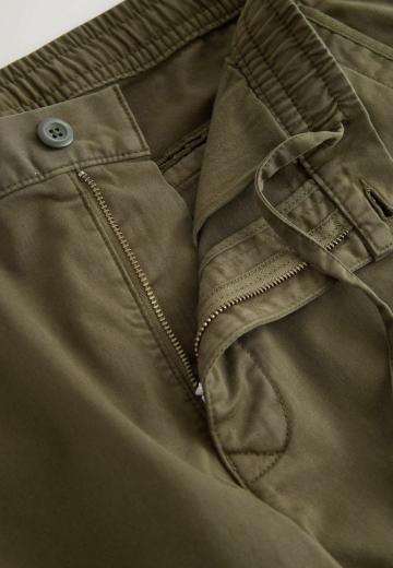 Брюки с накладными карманами