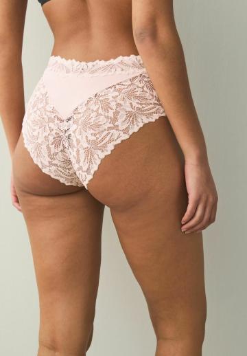 Трусы на бедрах