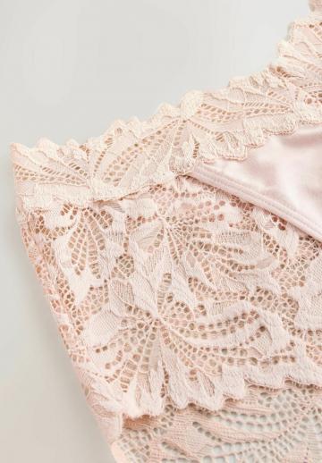 Трусы на бедрах