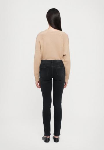 Узкие джинсы