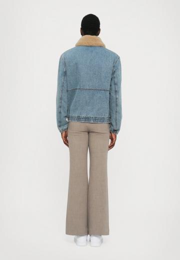 Джинсовая куртка