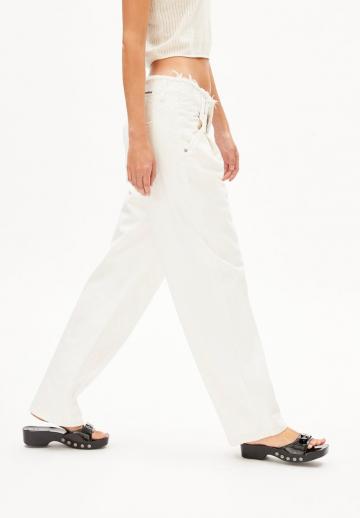 Прямые джинсы