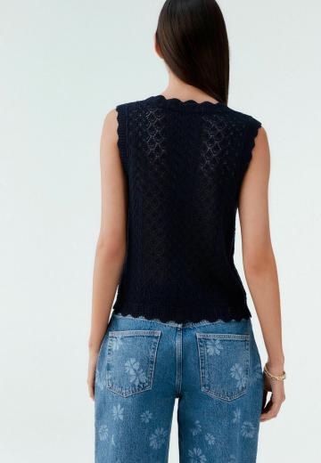 Вязаный жилет