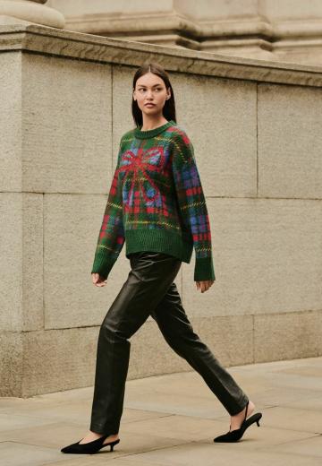 Пуловер с вырезом V