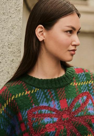 Пуловер с вырезом V