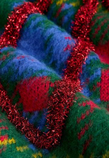 Пуловер с вырезом V