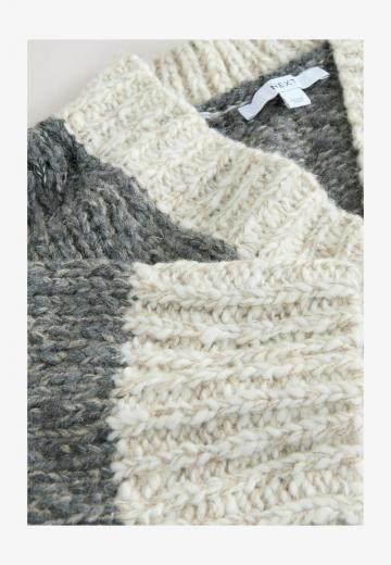 Пуловер в полоску