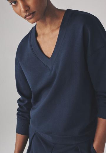 Пуловер с вырезом V