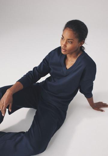 Пуловер с вырезом V