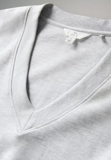 Пуловер с вырезом V