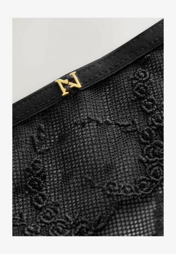 Трусы на бедрах