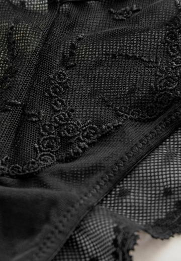 Трусы на бедрах