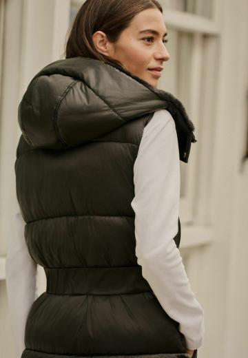 Длинный жилет