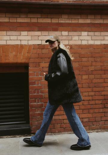 Длинный жилет