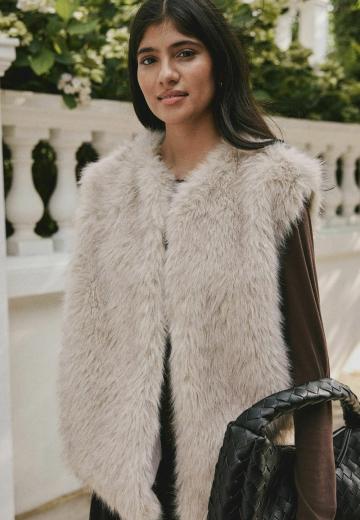 Пуховой жилет