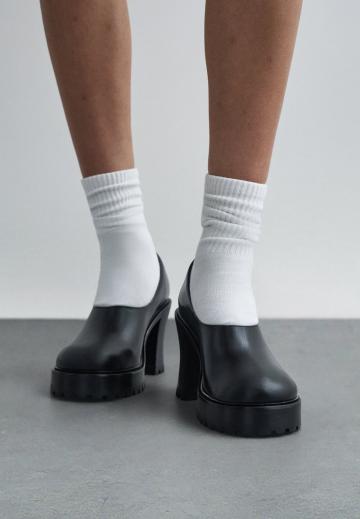 Туфли с высоким носом