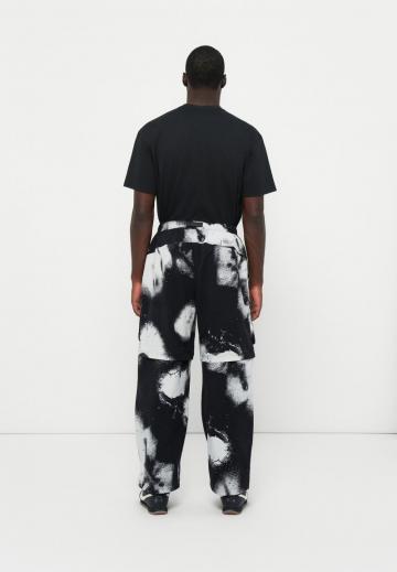 Брюки с накладными карманами