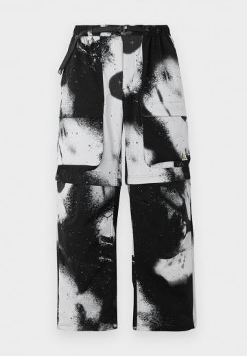 Брюки с накладными карманами