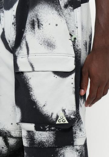 Брюки с накладными карманами