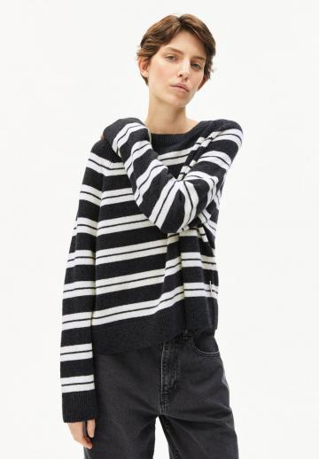 Пуловер в полоску
