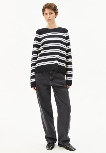 Пуловер в полоску