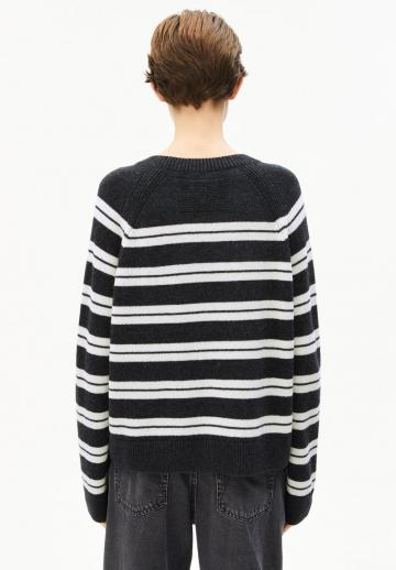 Пуловер в полоску