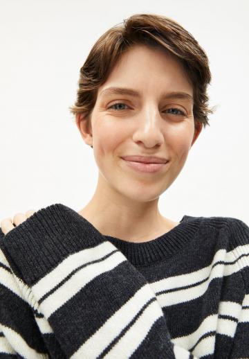 Пуловер в полоску