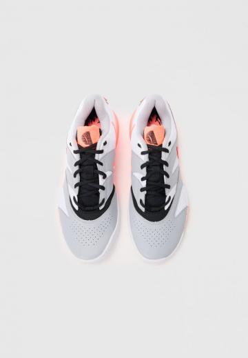 Теннисные кроссовки