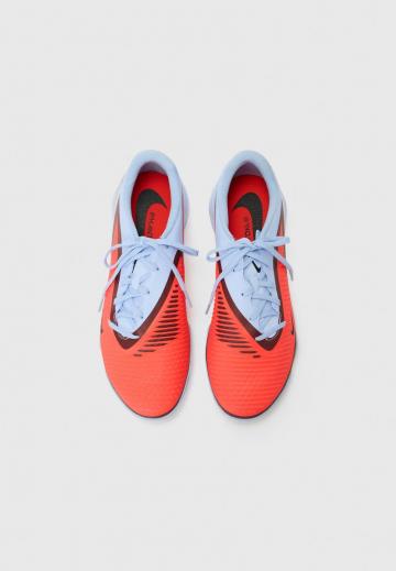 Футбольные бутсы