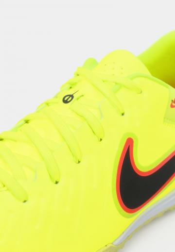 Футбольные бутсы