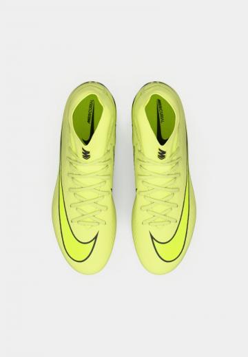 Футбольные бутсы