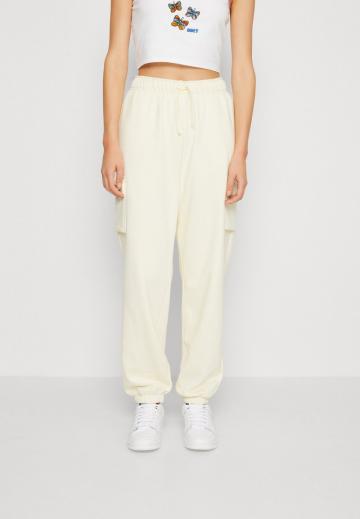 Брюки с накладными карманами