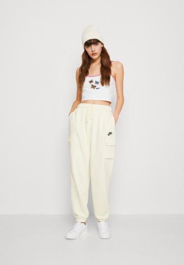 Брюки с накладными карманами