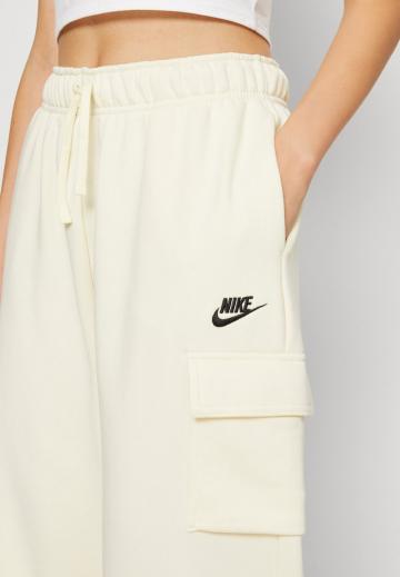 Брюки с накладными карманами