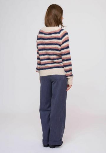 Пуловер в полоску