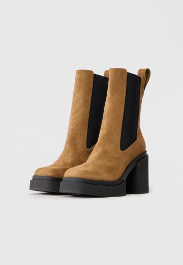 Высокие сапоги