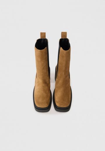 Высокие сапоги