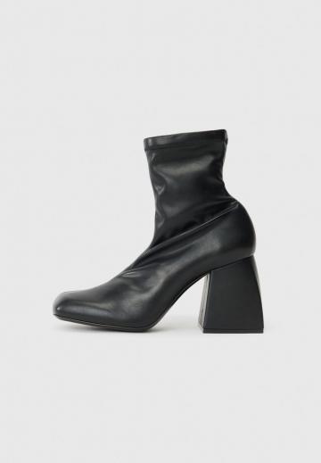 Высокие сапоги