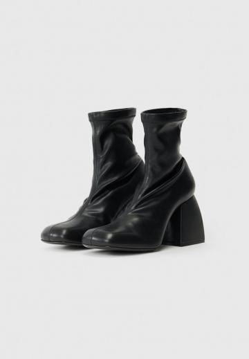 Высокие сапоги