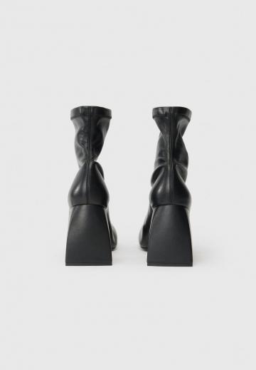 Высокие сапоги