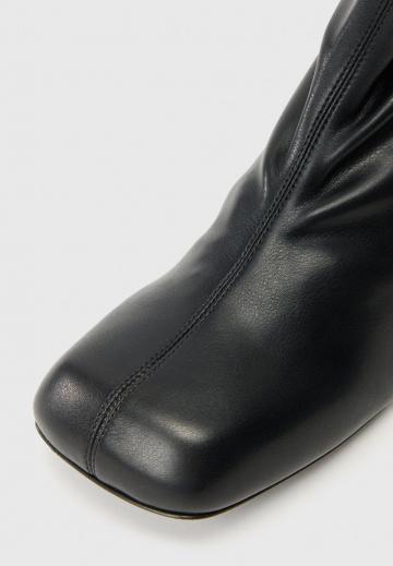 Высокие сапоги