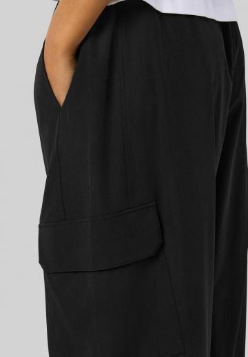 Брюки с накладными карманами