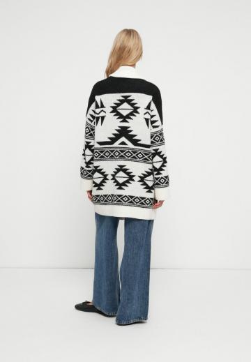 Жаккардовая вязаная кофта