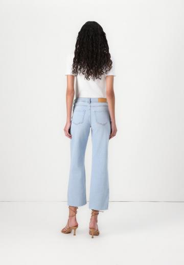 Короткие джинсы